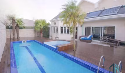 Casa linda 04 quartos sendo 02 suítes, piscina aquecida, ótima localização em Pinhais PR
