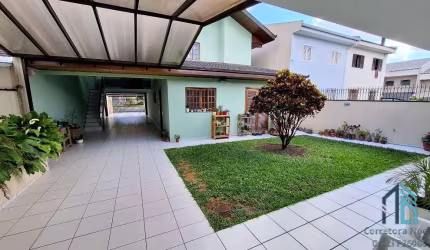 Casa com edícula, 04 quartos sendo 2 suítes, amplo terreno fundos, no Atuba em Curitiba PR
