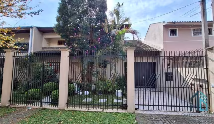 Sobrado padrão com edícula, 03 quartos com suíte, 05 vagas no Bairro Fanny em Curitiba PR