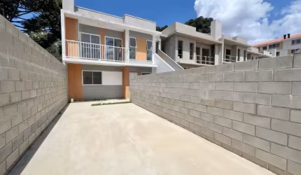 Casas Sobrepostas à venda no Santa Cândida em Curitiba - PR.