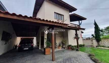 Casa com 3 quartos à venda na Rua Professor Américo Vespúcio Prates, 48, Carianos, Florianópolis, 340 m2 por R$ 1.400.000