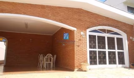 Casa a venda com 3 dormitórios sendo 1 suíte no Jardim Irajá