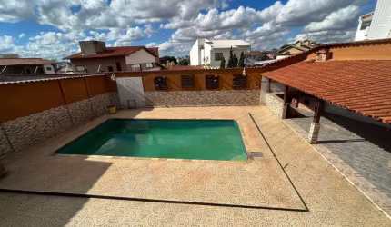 Casa com 4 quartos para alugar em Contagem