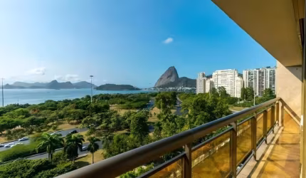 Apartamento à venda na Praia do Flamengo com 4 Quartos, 2 Banheiros e 221m².