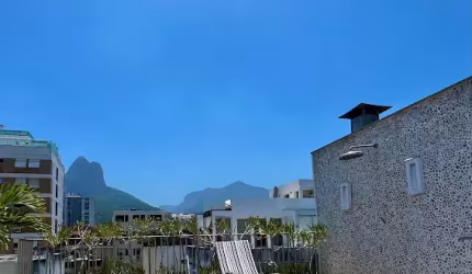 Cobertura Duplex Reformada com 4 Quartos a poucos passos da praia do Leblon