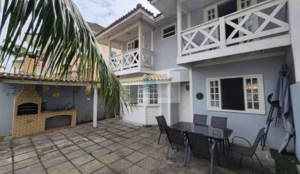 Casa em Condomínio à Venda em Vargem Pequena, Rio de Janeiro-RJ: 2 Quartos, 1 Sala, 1 Banheiro, 4 Vagas - 140,00m². Venha Conferir!