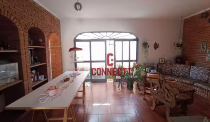 CASA DE ESQUINA COM 4 QUARTOS SENDO 1 SUITE NO BAIRRO LAGOINHA.