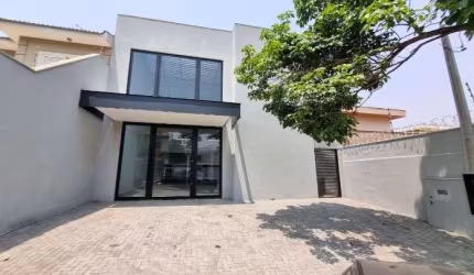 GALPÃO DE 270m² COM MEZANINO NO BAIRRO ALTO DA BOA VISTA.