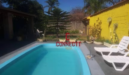 CASA DE 1000m² DE TERRENO  COM PISCINA NO CONDOMÍNIO PORTAL DOS IPÊS.