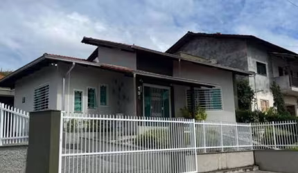 Casa para Venda em Guaramirim / SC no bairro Centro