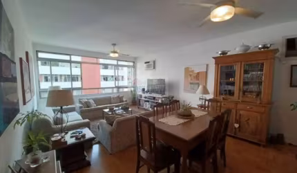 Apartamento com mais de 160 m² à venda no Gonzaga na quadra da praia.