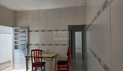 Casa grande, à 8 minutos da praia, com 2 dormitórios no Bairro Esmeralda em Praia Grande.