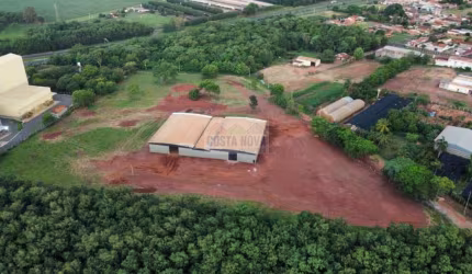 Terreno comercial/industrial em Colina, SP. 30 mil m² e galpão com 2.242 m²