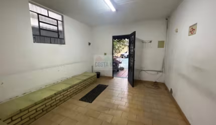 Imóvel comercial, com 100m², 3 salas, recepção e estacionamento próprio no bairro Vila Maria