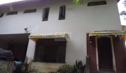 Casa a venda, com dois pisos, 4 quartos, 5 vagas, no Parque dos Príncipes, condomínio semi-fechado
