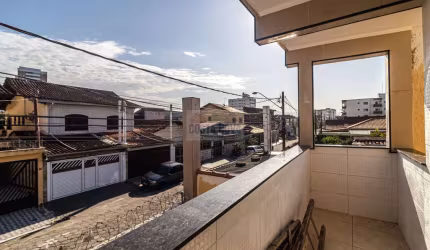 Sobrado em condomínio com 2 quartos e 1 vaga de veículo. Bairro Guilhermina, Praia Grande