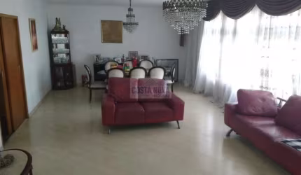 Casa à venda no Sacomã, 4 suítes e 2 vagas de garagem. Quintal amplo com piscina