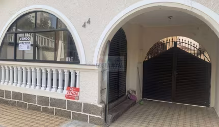 Casa com 338 m², 4 dormitórios sendo 1 suíte, 5 banheiros, 3 vagas, bairro Boqueirão