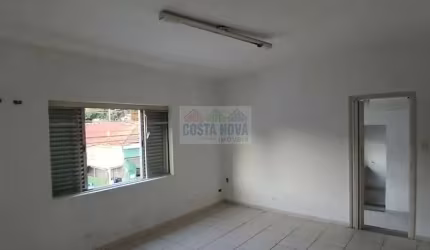 Aluga-se casa na Rua Chico Pontes, 2 guartos, excelente localização