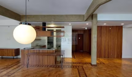 Descubra o luxo e a elegância deste apartamento reformado no icônico Edifício Lindenberg