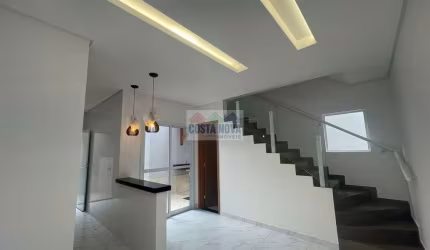 Casa de condomínio, nova, com 2 quartos, 2 banheiros, 1 vaga.  Bairro Ocian