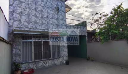 Casa Sobrado com 204 m², 2 quartos sendo 1 suíte, 3 vagas de garagem e quintal