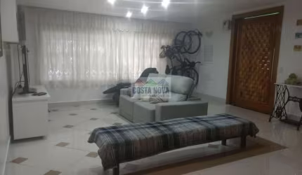 Casa sobrado com 3 quartos sendo 1 suíte, 1 edícula com 1 quarto e 1 banheiro, 2 vagas, esquina