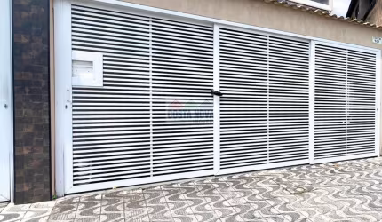 Sobrado com 3 quartos, 1 lavabo, 1 banheiro, 2 vagas de garagem no bairro Vila Mirim.