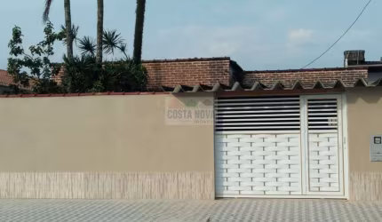 Casa à 500 metros da praia com 135m², 5 quartos, sala para 2 ambientes, 5 vagas, mobiliada