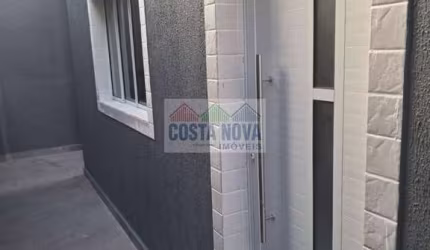 Casa sobreposta nova com 73m², 2 quartos, 2 banheiros e garagem privativa