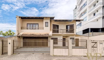 Casa com 3 quartos à venda na Rua Eça de Queiros, 138, Saguaçu, Joinville por R$ 1.400.000