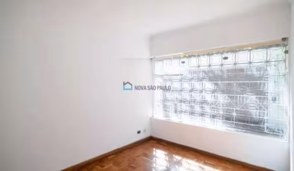 Casa disponivel para locação por: 10.000 localizada no Jardim Europa com cerca de 300 metros