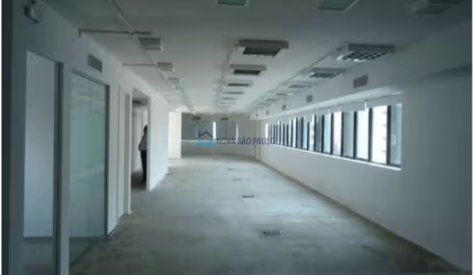 Conjunto comercial com 259m² banheiros, 4 vagas de garagem.