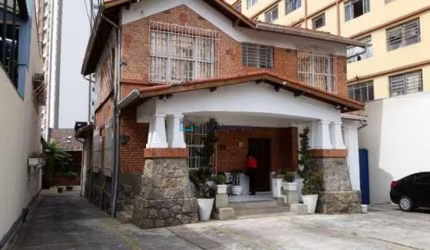 Conjunto comercial com 3 prédios no mesmo terreno.