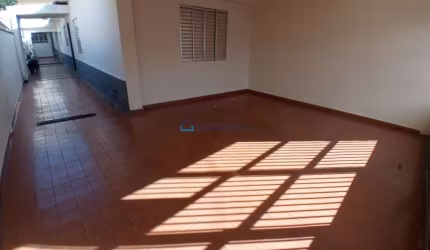 Casa Térrea com 04 Dormitórios e 02 vagas de garagem