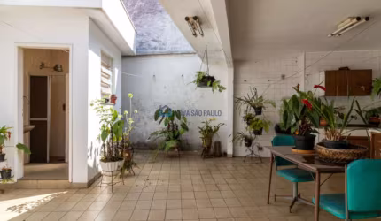 Excelente casa térrea para locação. A 300 metros do metrô Praça da Árvore.