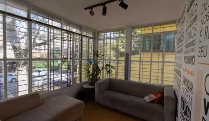 Casa térrea para locação! Pode ser comercial ou residencial! Saúde