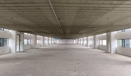 Andar comercial com 1385m², 16 vagas por andar, 6 elevadores sociais e 4 banheiros em cada andar