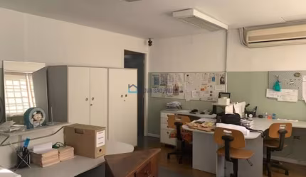 Galpão comercial com 200 m² com banheiro e 3 vagas.