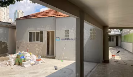 Casa comercial reformada para locação Moema.