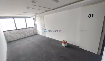 Sala comercial na Praça da Árvore, 114 m²com 04 banheiro e 02 vagas.
