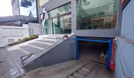 Prédio comercial de 1000m² a 4 minutos a pé da Estação Santa Cruz!
