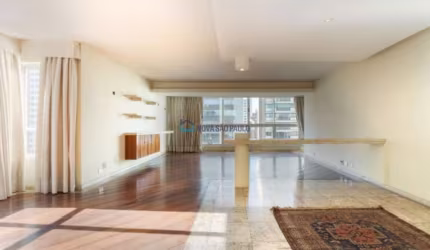Apartamento com 250m, 4 quartos sendo 1 suíte 2 vagas de veículos.