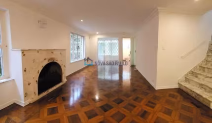 Sobrado Residencial 02 Dormitórios e 03 vagas - Jardim com Jacuzzi