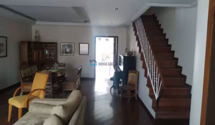 Sobrado com 3 suítes, sala, cozinha e quintal com piscina