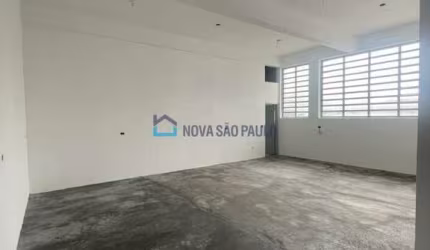 Ponto comercial de 90m² com um salão amplo, copa e 2 banheiros