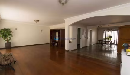 Sobrado com 256m² sendo 4 dormitórios 3 suítes sala coz 4 banheiros lavanderia 5 vagas de garagem.