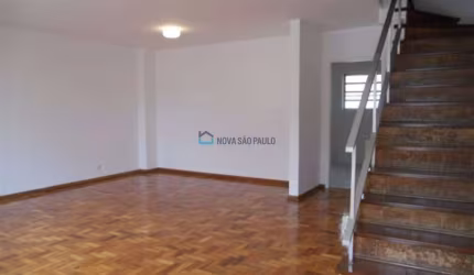 Sobrado com 03 quartos e 4 vagas de garagem