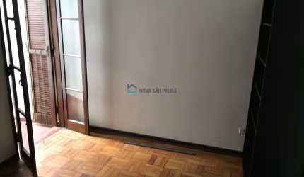 Casa com 03 quartos para locação - ótima localização.