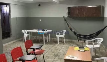 Imóvel com 08 salas e 05 banheiros - ótima localização.